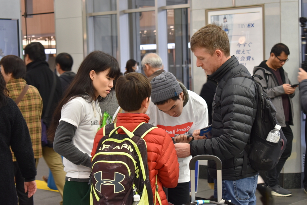 実験 May I Help You と書いたｔシャツを着て英語で道案内 English Journal Online