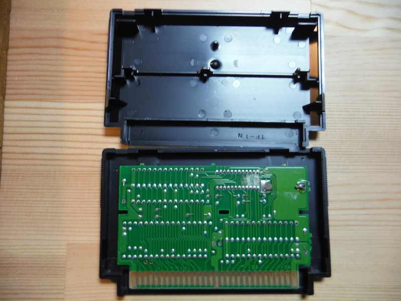 ファミコンカセットの開け方。殻割り分解方法の紹介