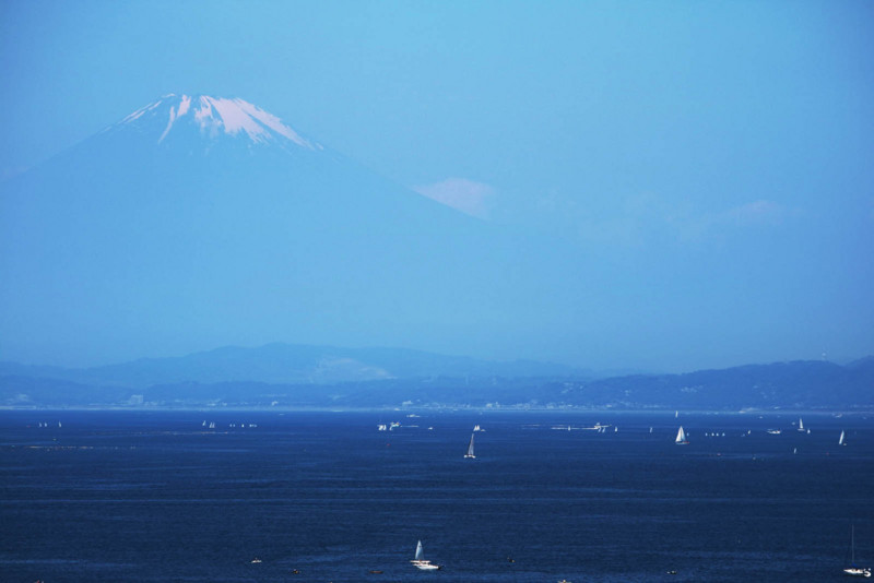 相模湾と、向こうの富士山