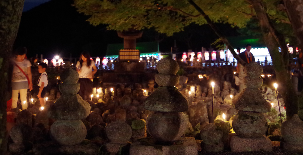 京都観光 嵯峨嵐山周辺情報 化野念仏寺 あだしのねんぶつじ 愛宕街道 幻想的な雰囲気が心を打つ 千灯供養 愛宕古道街道灯し レポート 17年の参考に D Matcha Kyoto Magazine