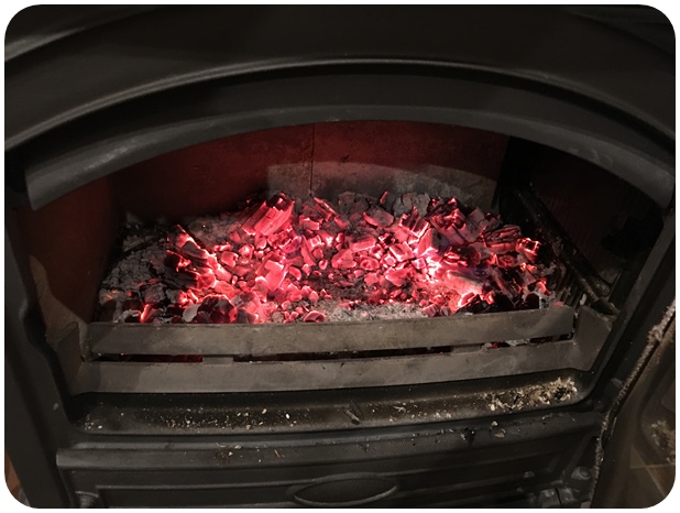 薪ストーブとスキレットで作る超簡単アップルパイ 薪ストーブで冬眠したい