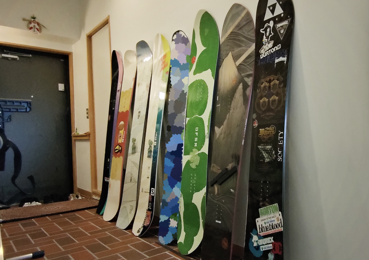 スノーボードの板のトップシートを磨く - 占い師の日常2