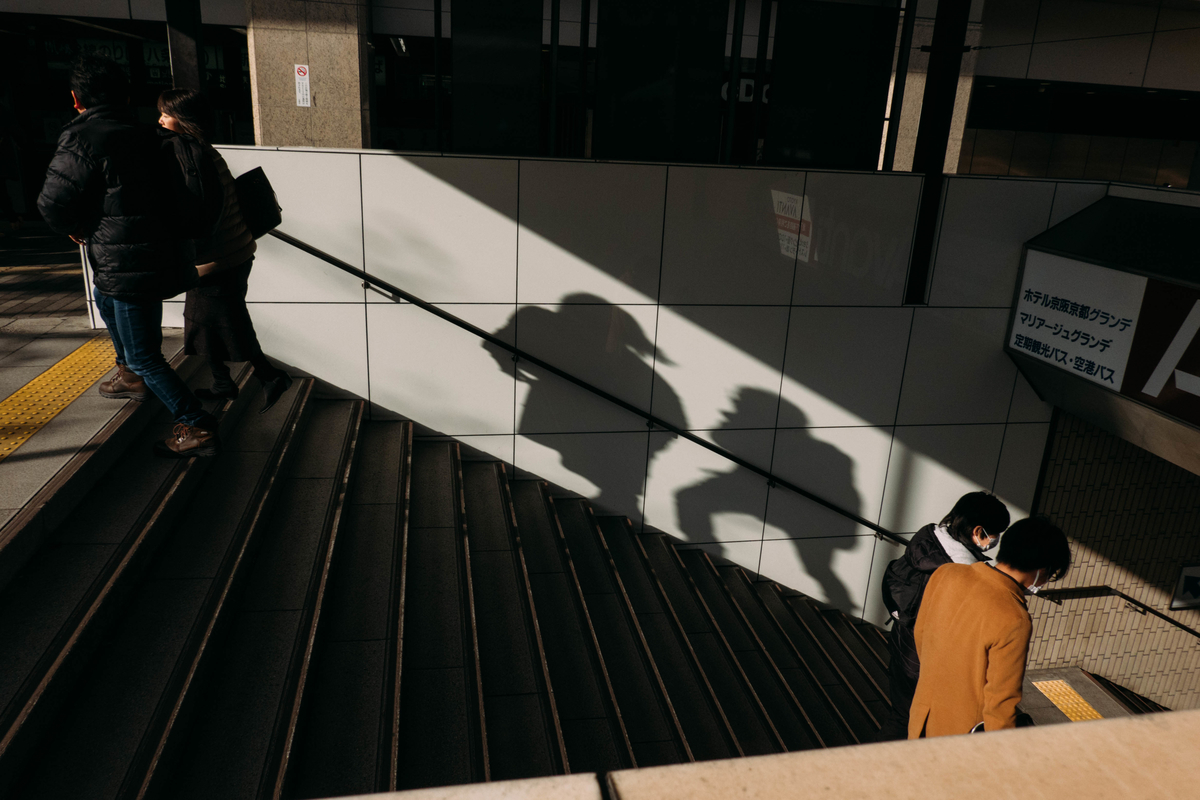 写真：京都駅の階段の影