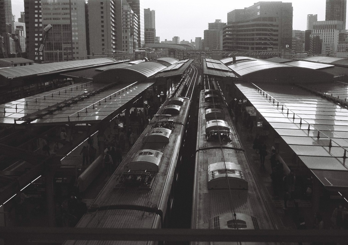 写真：モノクロフィルムで撮った大阪駅