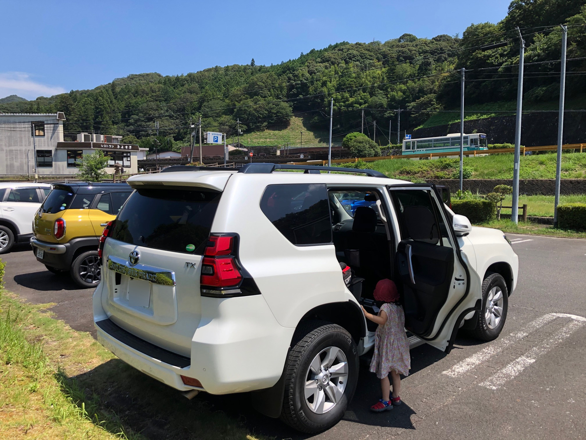 ランドクルーザープラドの収納。室内の小物入れを写真で紹介します