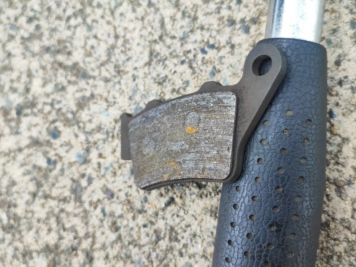 Tenere700リヤブレーキパッド交換　取り外したブレーキパッド