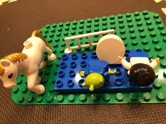 息子が1歳10か月の頃レゴデュプロで作ったお辞儀をした作品