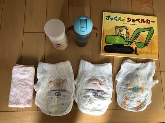 オムツとタオルとマグとスタバのタンブラーと絵本