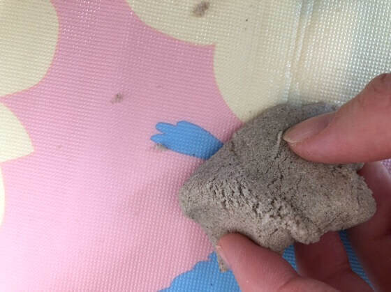 固めたキネティックサンドで、散らばったキネティックサンドをあつめている