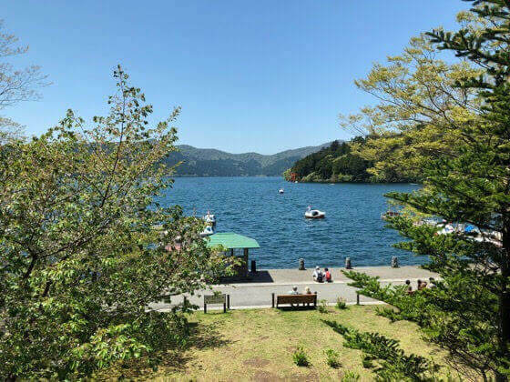 ベーカリーアンドテーブル箱根の窓際の席から見える芦ノ湖の景色