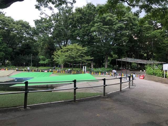 新宿中央公園にあるちびっこ広場の三輪車がレンタルできるジャブジャブ池のまわり