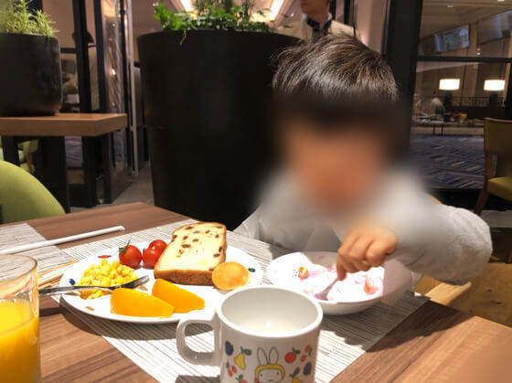 グランドニッコー東京台場のガーデンダイニングで朝食を食べる子ども