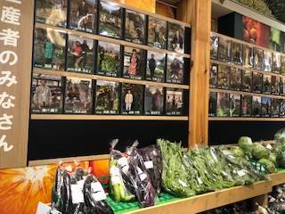 南足柄の道の駅金太郎のふるさとで売っている野菜と生産者の方の写真