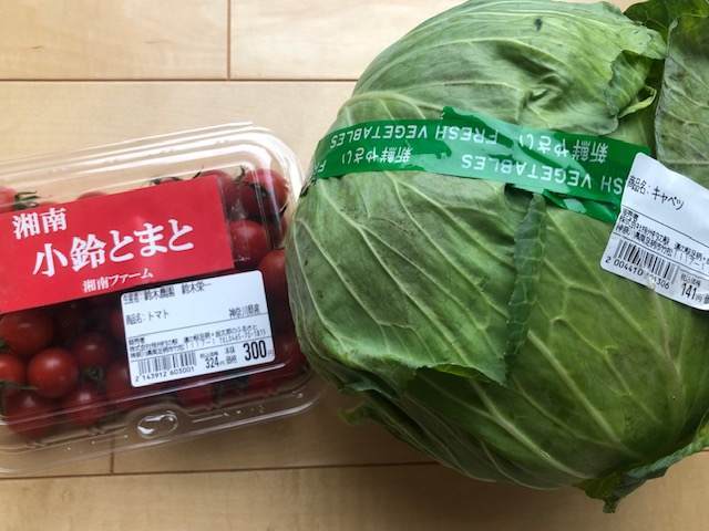 南足柄の道の駅の金太郎のふるさとで買ったキャベツと小鈴トマト