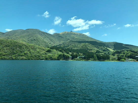 箱根　芦ノ湖の海賊船から見える緑と青の景色