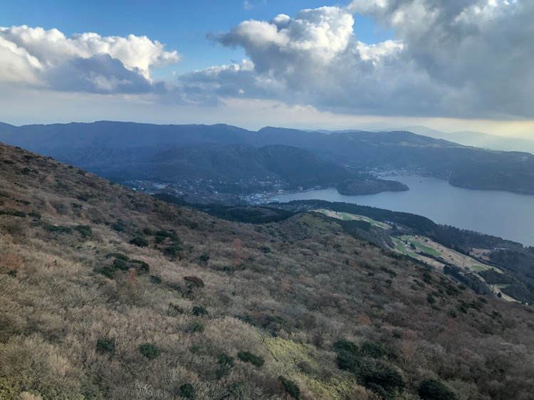 箱根園の駒ヶ岳山頂から見える芦ノ湖と海賊船