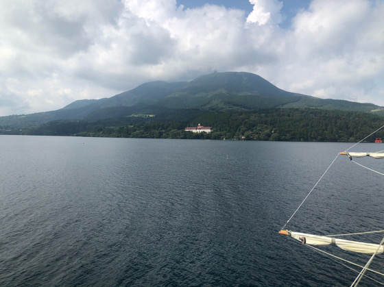 箱根海賊船の展望デッキから見える芦ノ湖の景色