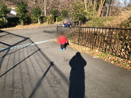 多摩動物公園のアフリカ園から正門までの坂を歩く子ども