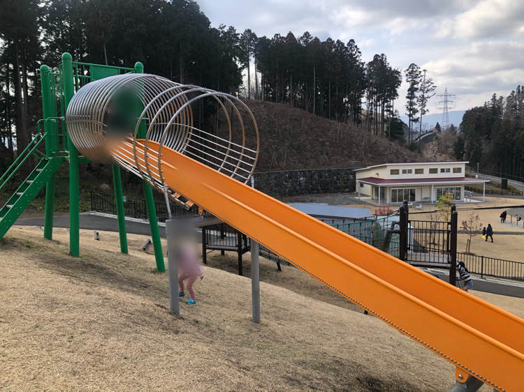 山北つぶらの公園にある長いローラー滑り台