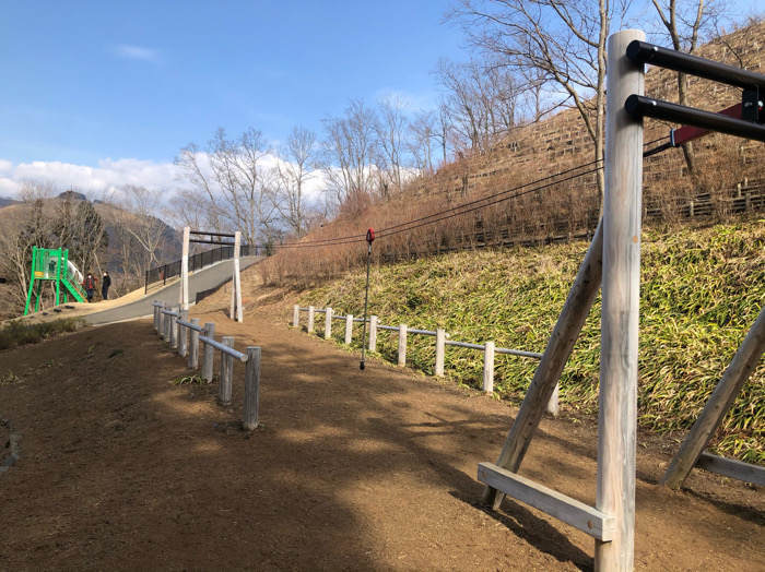 山北つぶらの公園にある子どもの遊具のターザンロープ