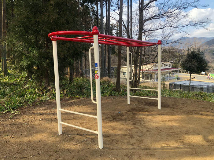 山北つぶらの公園にある子どもの遊具のうんてい