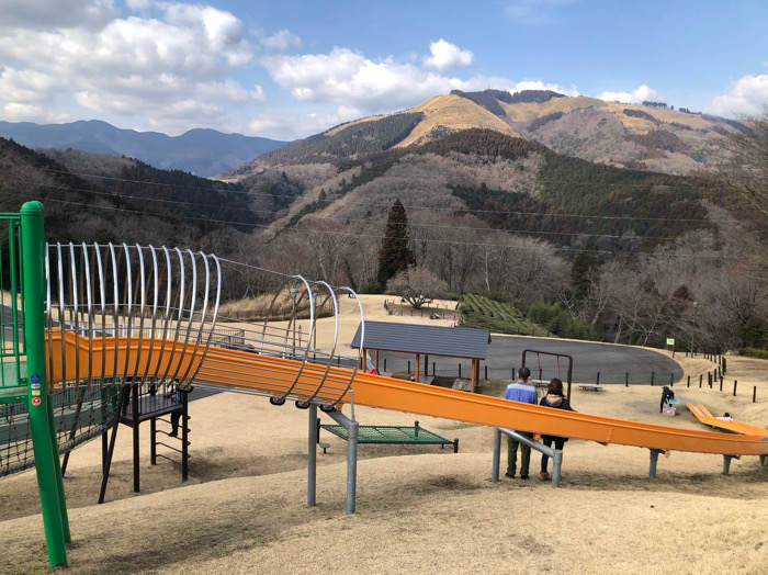 山北つぶらの公園にある子どもの遊具の長い滑り台