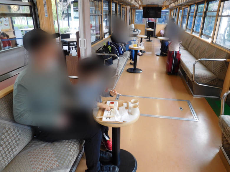 小田原鈴廣かまぼこの里にあるえれんなごっそcafe107の箱根登山鉄道のなか