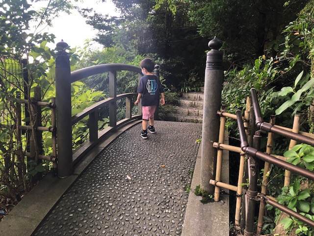 エクシブ箱根離宮の散策路にある橋を渡る子ども