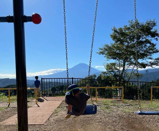 山北つぶらの公園にあるブランコ