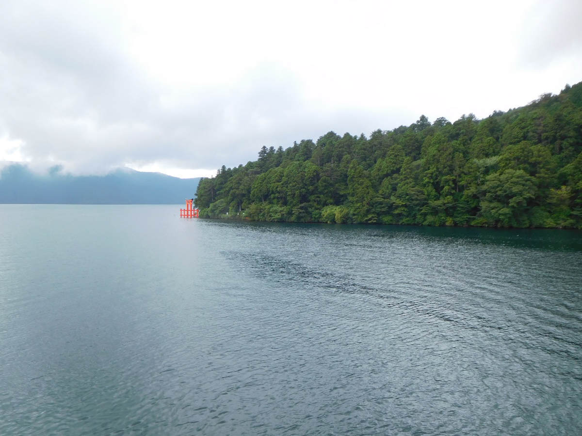 箱根の遊覧船から見える芦ノ湖と箱根の山々の景色