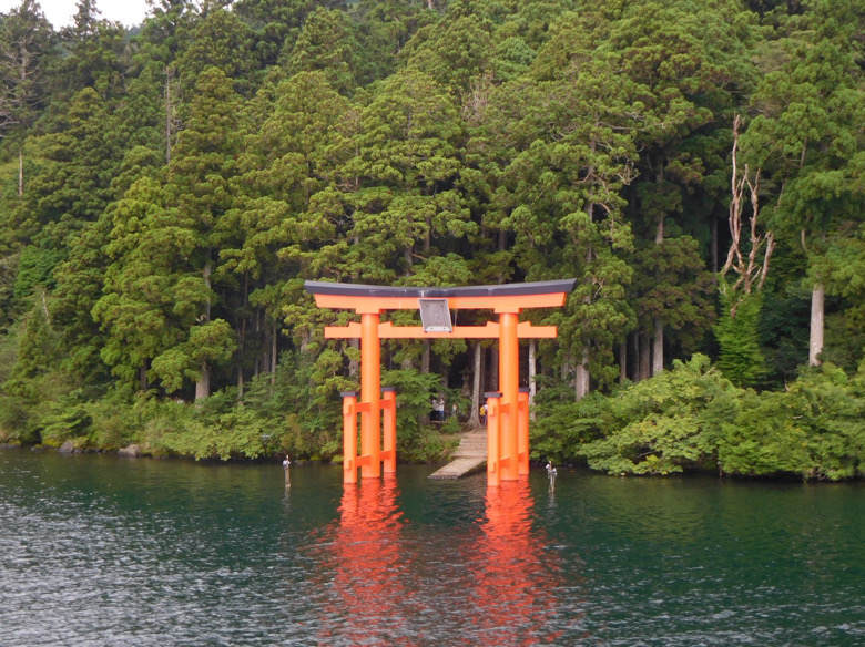 箱根遊覧船から見た箱根神社の水中鳥居