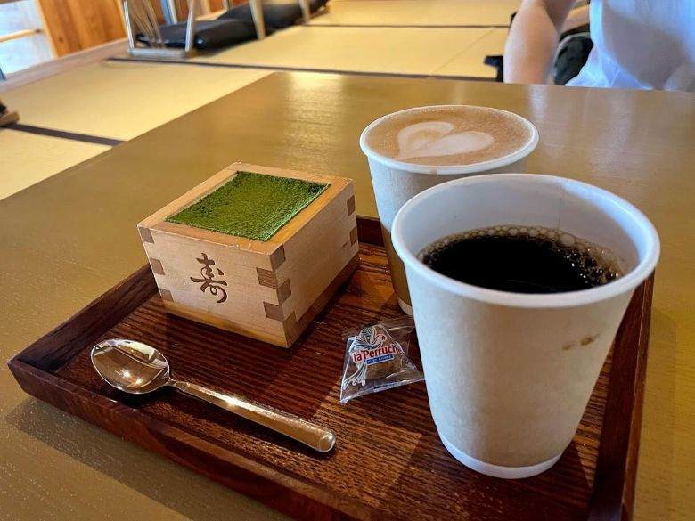 伊勢原大山にある茶寮石尊の升ティラミスとコーヒー