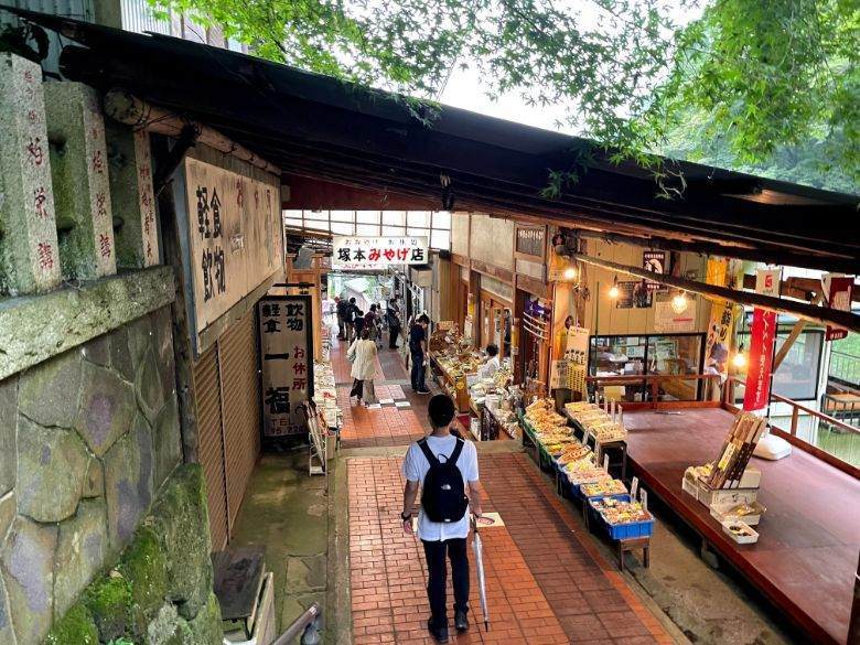 伊勢原大山のこま参道のお土産屋さん