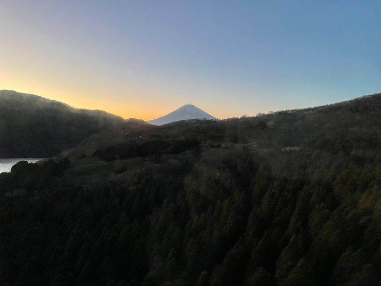 箱根宙旅で駒ヶ岳ロープウェイに乗ったときに見えた夕日がかった富士山