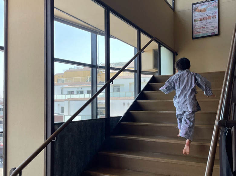 万葉の湯町田の階段を上がる子ども