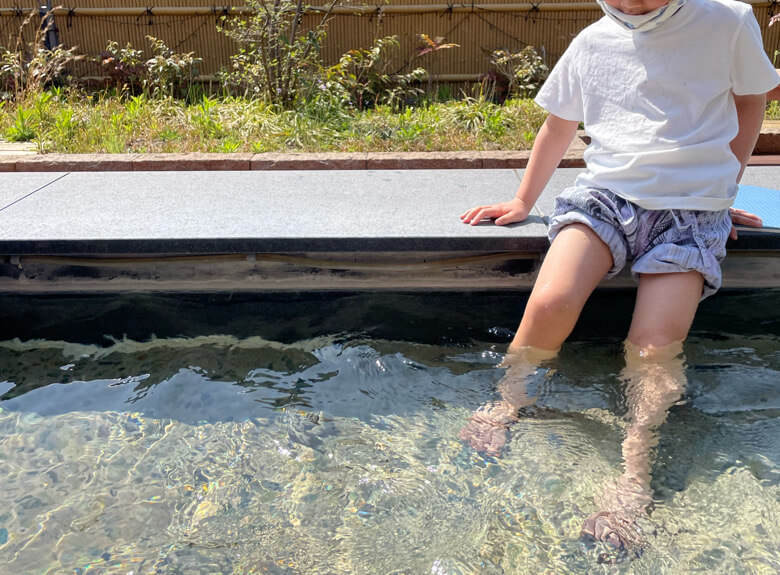 万葉の湯町田の足湯に入る子ども