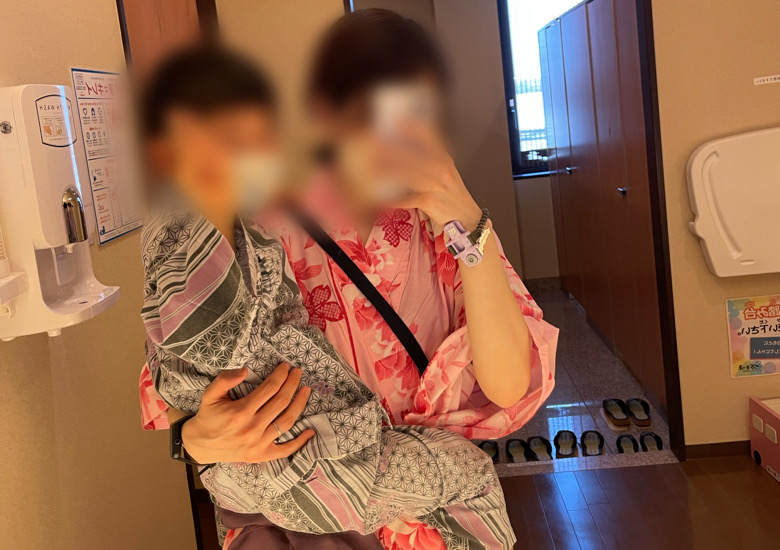 万葉の湯町田の浴衣を切る女性と子ども