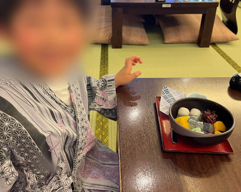 万葉の湯町田でデザートのあんみつを食べる子ども