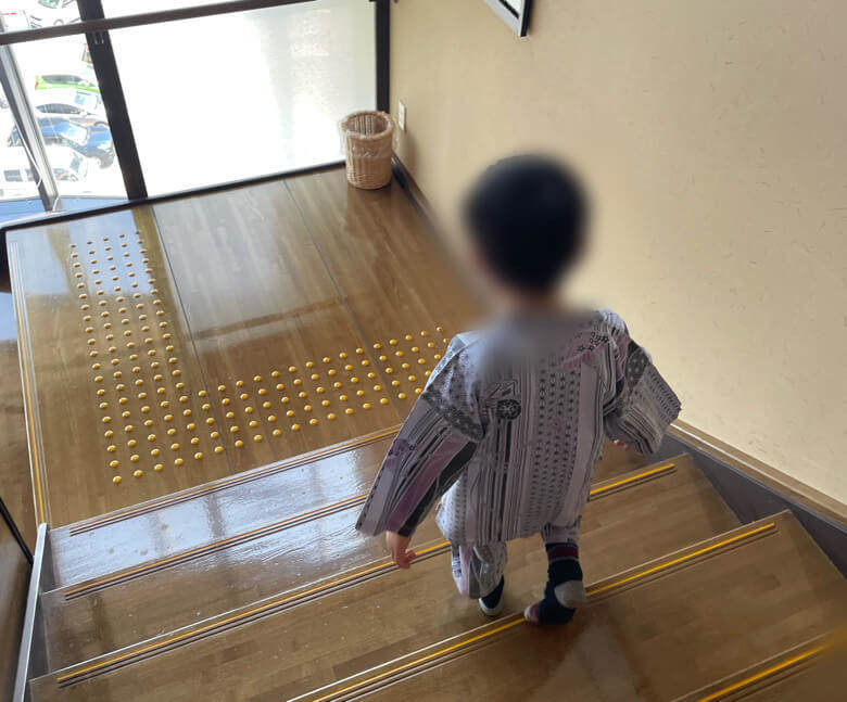 万葉の湯町田の階段を降りる子ども