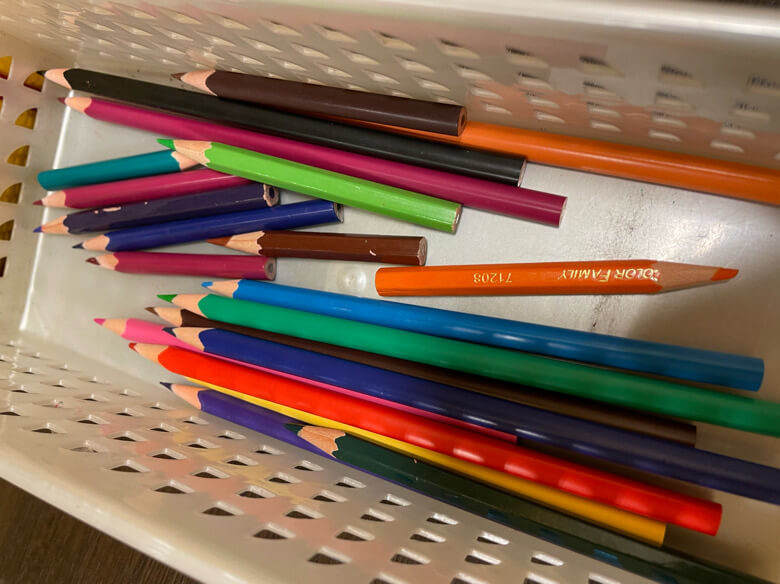 万葉の湯町田のキッズスペースにあるキレイに削られた色鉛筆