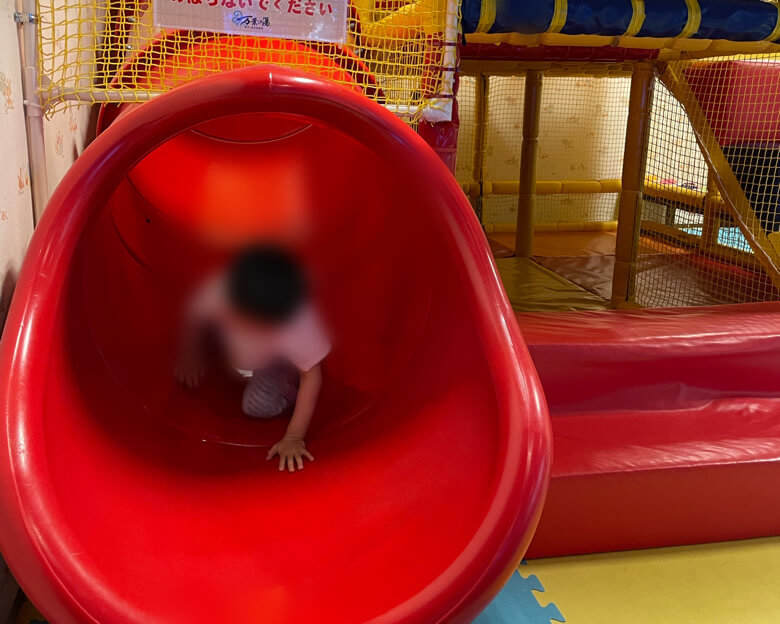 万葉の湯町田にあるキッズスペースで遊ぶ子ども