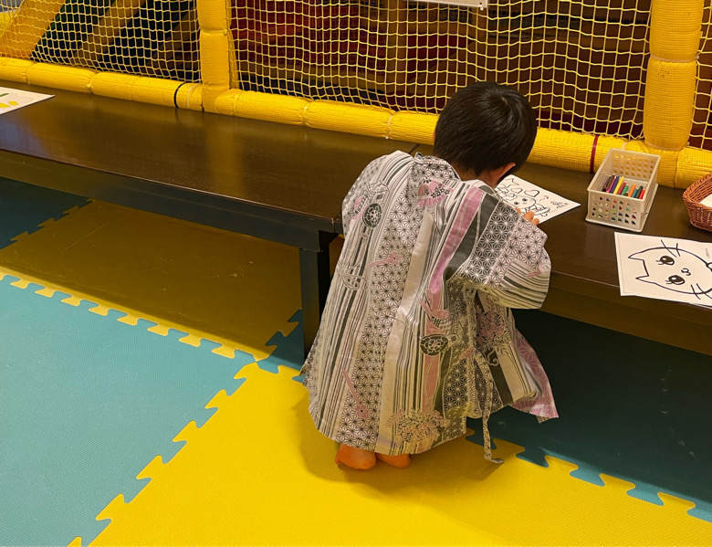 万葉の湯町田で塗り絵をする子ども