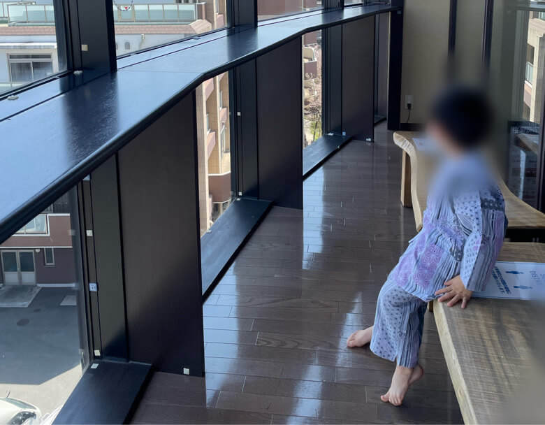 万葉の湯町田で窓の外を眺める子ども