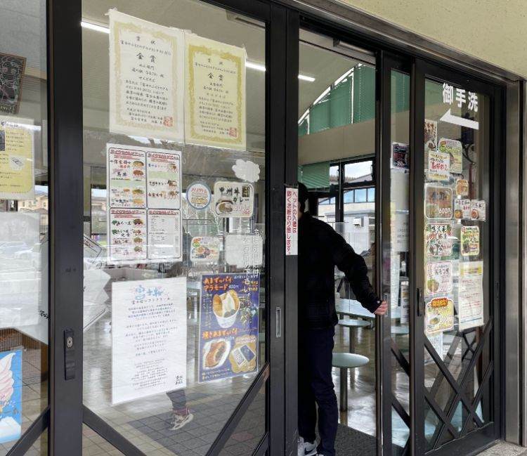 道の駅なるさわの軽食堂の入口