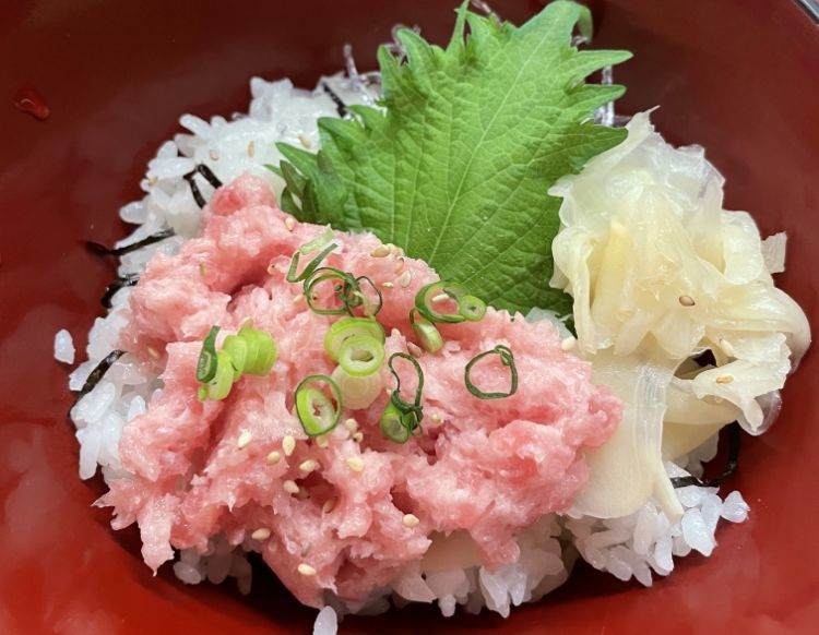 道の駅なるさわにある温泉ゆらりで食べたミニネギトロ丼