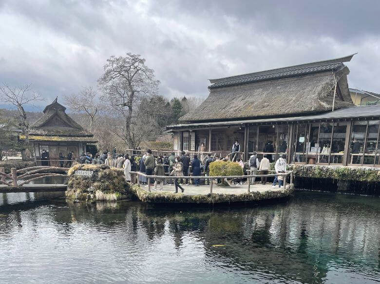 忍野八海の中池に集まる観光客