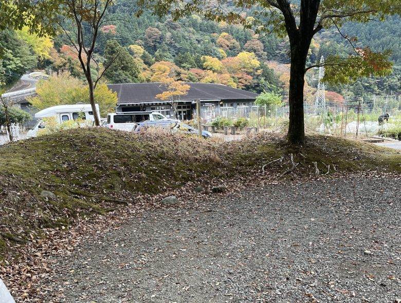 ひだまりの里オートキャンプ場のサイトにある小さな山