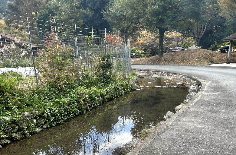 ひだまりの里オートキャンプ場の農園と小川