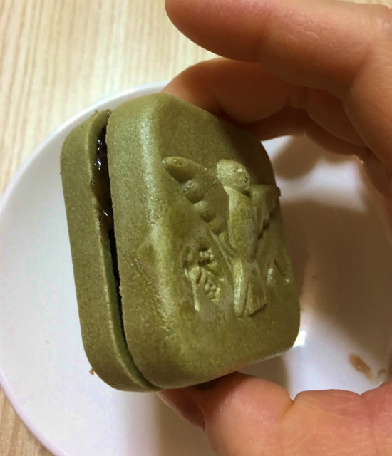 走井の鳩もなかは手作りの最中