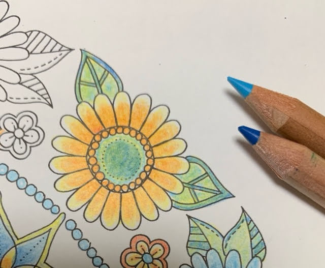 使ったのは4本の色鉛筆だけ ひみつの花園 タイル模様の塗り絵 てがきーの 使ったのは4本の色鉛筆だけ ひみつの花園 タイル模様の塗り絵 てがきーの